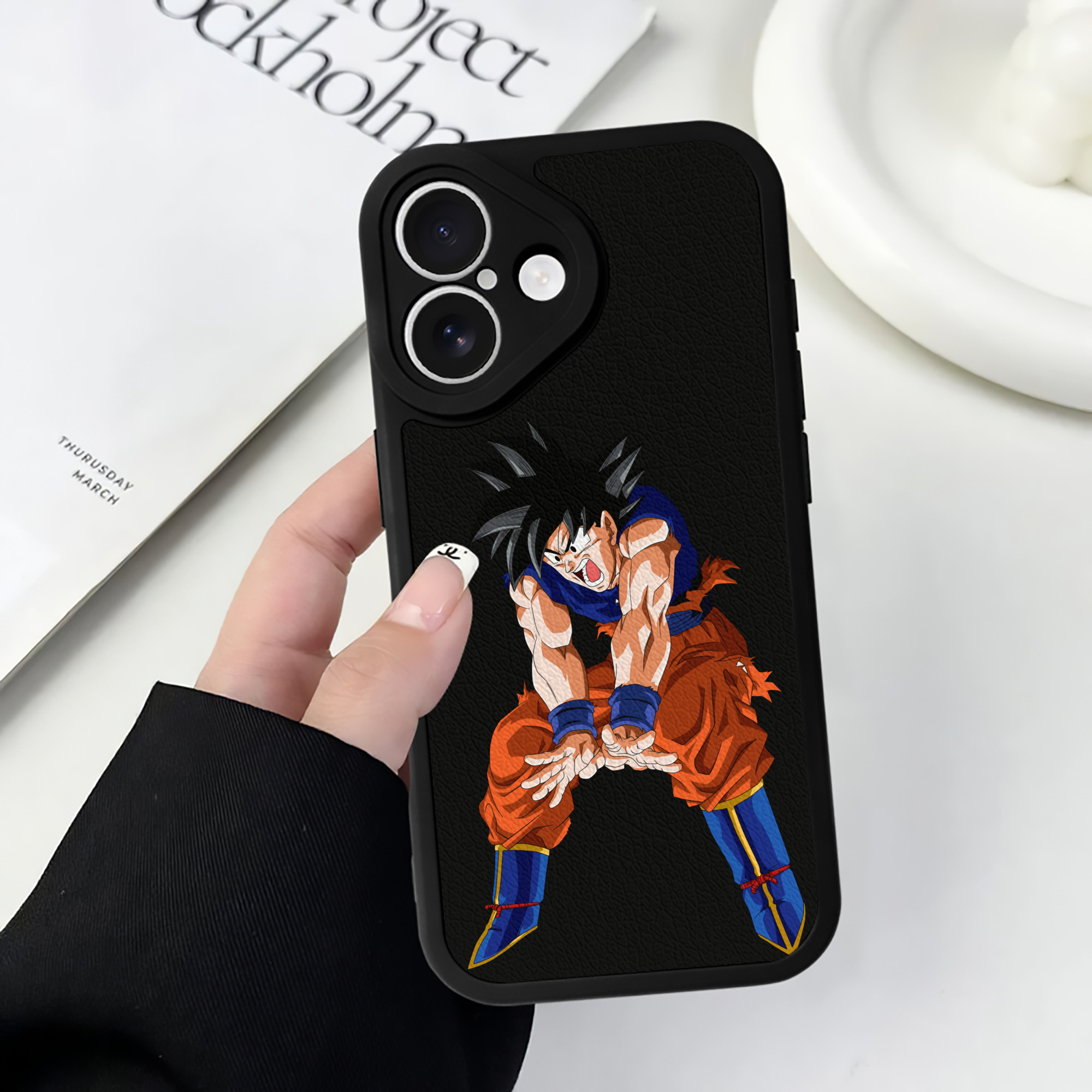 （画像用） ドラゴンボール 孫悟空（そん ごくう）Son Goku カカロット DRAGON BALL Kakarotto 【iPhone 16シリーズ対応】シリコンスマホケース（レザー調） 材質：シリコン